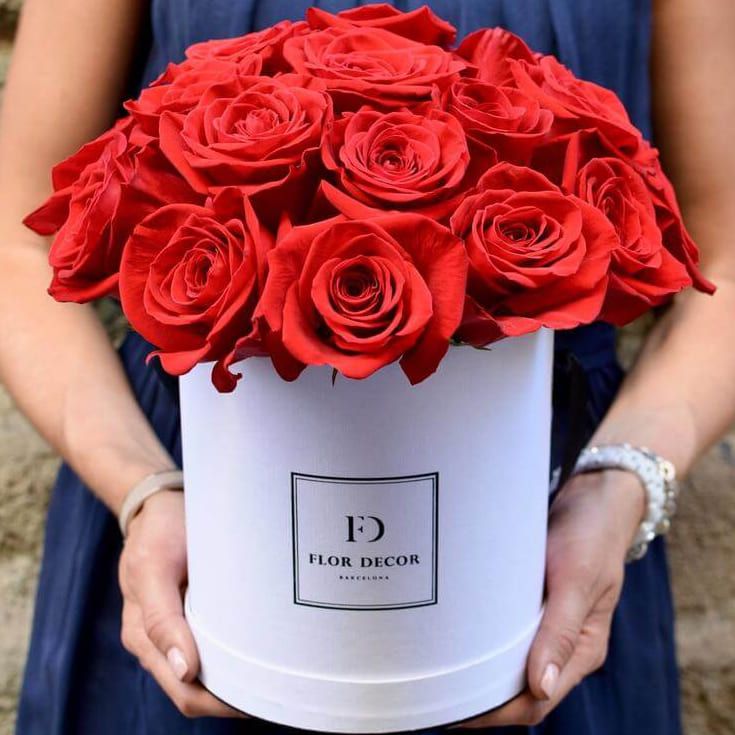 Шляпная коробка из роз от 14 100 руб.